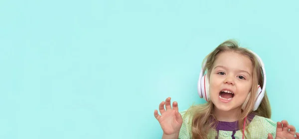 Wesoła Dziewczynka Słuchawkach Kolorowym Tle Muzyka Lub Rozrywka Online Format — Zdjęcie stockowe