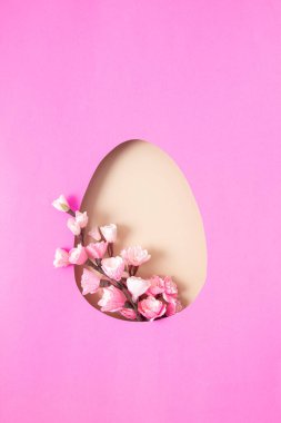 Kağıt kiraz çiçeği dalıyla Paskalya yumurtası kesti. Boşluğu kopyala.