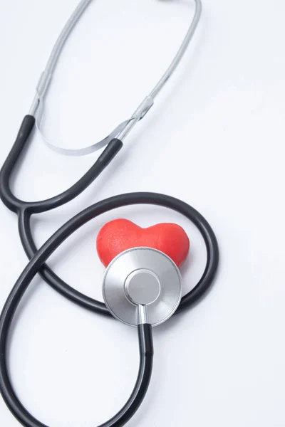 Rotes Herz Mit Medizinischem Stethoskop Krankenversicherung Oder Herzbehandlung Konzept Für — Stockfoto