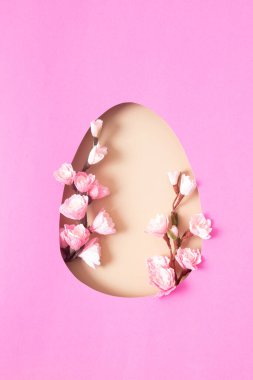 Kağıt kiraz çiçeği dalıyla Paskalya yumurtası kesti. Boşluğu kopyala.