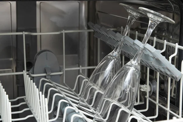 Szemüveg edények a mosogatógépben. Házi feladat mosogatógép koncepcióval — Stock Fotó