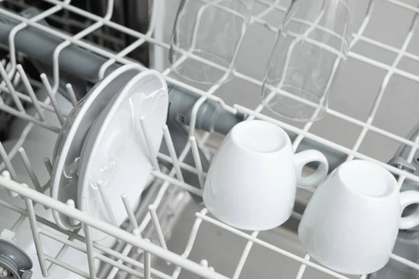 Fehéredények a mosogatógépben. Házi feladat mosogatógép koncepcióval — Stock Fotó