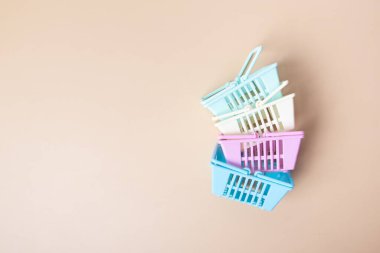 Bej arka planda boş alışveriş sepetleri. Minimalizm. Satışlar, alışveriş, fiyatlar.
