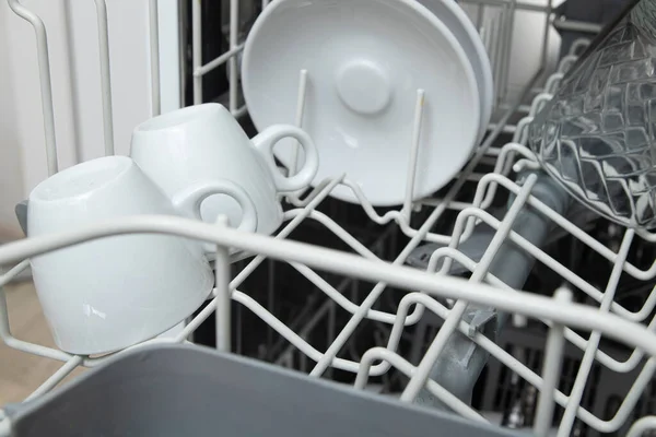 Fehéredények a mosogatógépben. Házi feladat mosogatógép koncepcióval — Stock Fotó