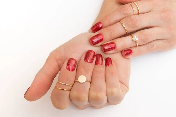 Manicure Żel Lakier Czerwony Kolor Musujących Kobiecych Rękach Pierścieniami — Zdjęcie stockowe