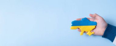 Ukrayna 'nın ulusal bayrağının sarı-mavi renginde Ukrayna haritalı pankart.