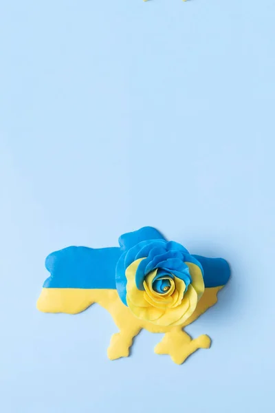 Mapa Ucrânia Uma Rosa Cor Amarelo Azul Bandeira Nacional Ucrânia — Fotografia de Stock