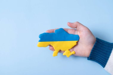 Ukrayna 'nın ulusal bayrağının sarı-mavi renginde Ukrayna haritası..