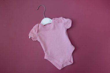 Pembe bebek kıyafetleri yazı, resim ve logo için modellenir. Boş bebek giysisi
