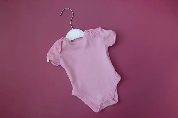 Ropa de bebé rosa se burlan de texto, imagen, logotipo. Traje de bebé en blanco — Foto de Stock