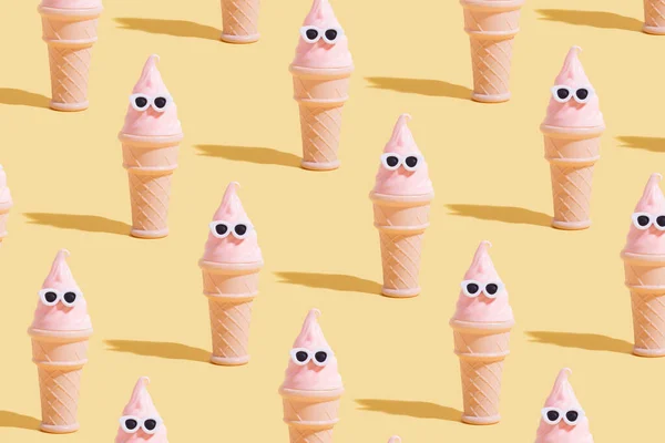 Padrão criativo com brinquedo cone de sorvete com óculos de sol. Férias de verão em tempo quente conceito minimalista — Fotografia de Stock