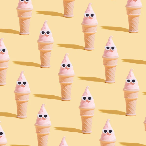Patrón creativo con cono de helado de juguete con gafas de sol. Vacaciones de verano en el clima cálido concepto minimalista —  Fotos de Stock