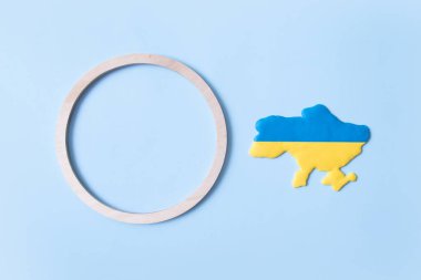 Yuvarlak çerçeveli ve kopya alanı olan ulusal bayrağın sarı ve mavi renklerinde Ukrayna haritası.