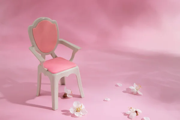 Abstrakcyjny Skład Wiosna Martwa Natura Kukiełka Krzesło Białym Kwiatem Różowym — Zdjęcie stockowe