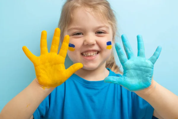 Sárga Kék Festék Gyerektenyéren Ukrán Zászló Szimbólum Koncepció Boldog Ukrán — Stock Fotó