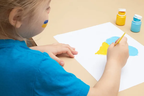 Sárga Kék Festékek Gyerekkezek Ecsettel Asztalnál Rajzok Ukrán Gyermekek Koncepció — Stock Fotó