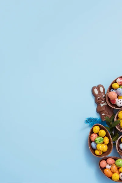 Flat Lay Paaseieren Jachtconcept Met Chocolade Eieren Konijntje Blauwe Achtergrond — Stockfoto