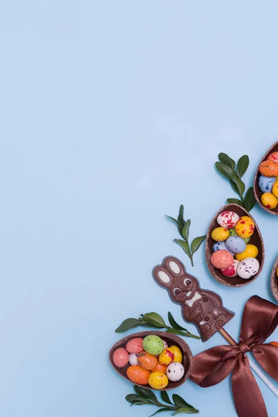 Flat Lay Paaseieren Jachtconcept Met Chocolade Eieren Konijntje Blauwe Achtergrond — Stockfoto