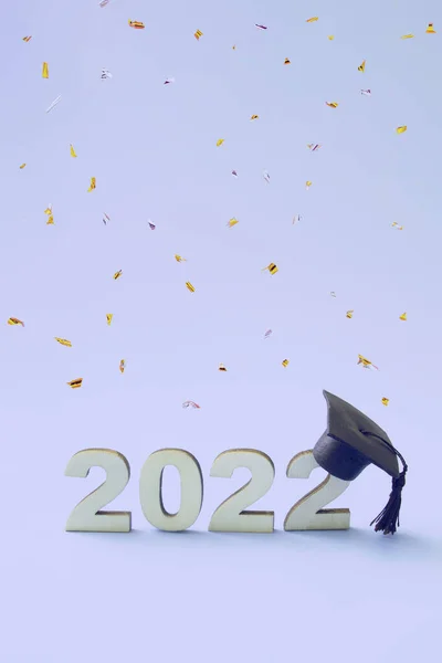 2022年毕业 头戴一顶毕业帽 头戴木制的2022年毕业帽 背景色彩斑斓 头戴飞碟 — 图库照片