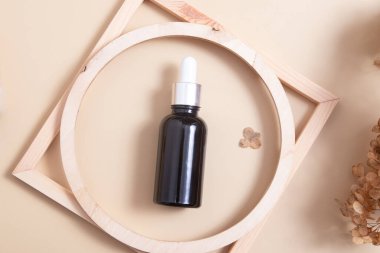 Kozmetik yağ ya da serum şişeleri. Nötr bej tek renkli cilt bakımı kavramı.