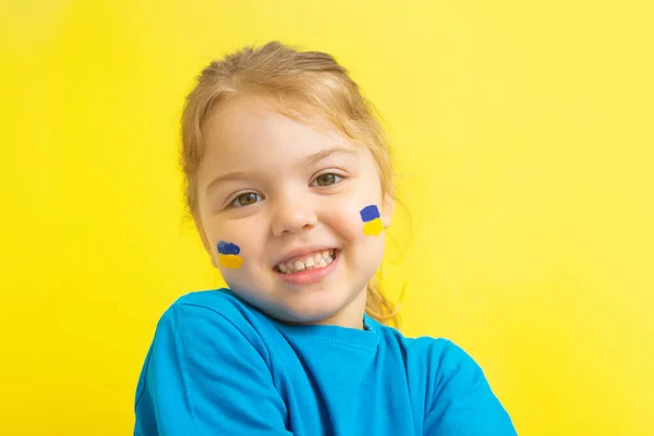 Девушка Покрашенным Украинским Флагом Желто Синего Цвета Щеках — стоковое фото