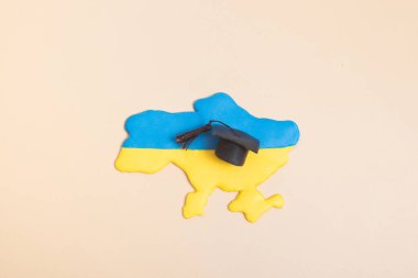 Mezuniyet şapkalı Ukrayna 'nın plastik haritası. Ukrayna konsepti eğitimi.