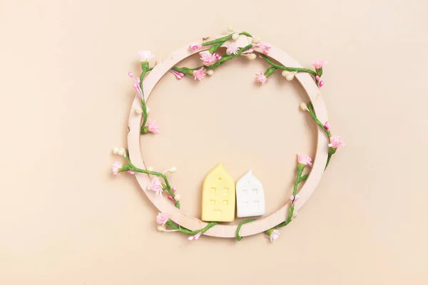 Round wooden frame with copy space decorated with floral pattern and miniature houses — ストック写真