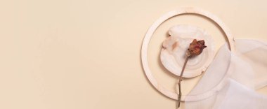 Kuru gül ve ahşap süslemeli natürmort. Düz yat. Kopyalama alanı olan pankart.