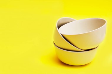 Sarı arkaplanda üç boş bej plaka ve bir kopya alanı.