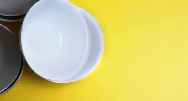 Top View Empty Plates Yellow Background Copy Space — Stock Photo, Image