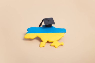 Mezuniyet şapkalı Ukrayna 'nın plastik haritası. Ukrayna konsepti eğitimi.