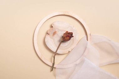 Kuru gül ve ahşap süslemeli natürmort. düz yat. 