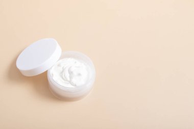 Beyaz kapaklı, bej kapaklı plastik kavanoz..