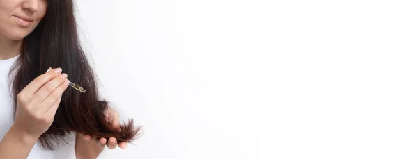 Baner Młodą Kobietą Długimi Włosami Pipetą Ręku Leczenie Pielęgnacja Włosów — Zdjęcie stockowe