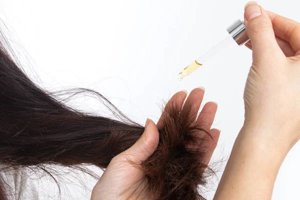 Młoda Kobieta Długimi Włosami Pipetą Ręku Leczenie Pielęgnacja Włosów — Zdjęcie stockowe