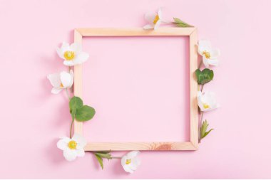 Pembe arka planda yaz ya da bahar kompozisyonu. Ahşap kare çerçeve, şakayık çiçekleri ve kopya alanı. Yaz, bahar çiçeği konsepti.