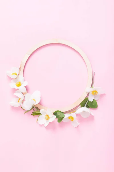 Sommer Oder Frühlingskomposition Auf Rosa Hintergrund Holzrahmen Mit Anemonenblumen Mit — Stockfoto