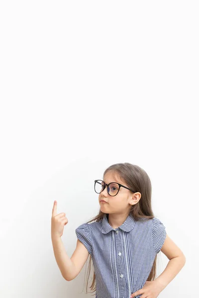 Семилетняя Девочка Очках Показывает Пальцем Вверх Детское Образование Концепция Обучения — стоковое фото