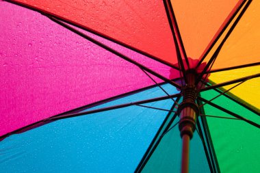 Renkli bir şemsiye üzerine yağmur damlaları. Yağmurlu hava konsepti