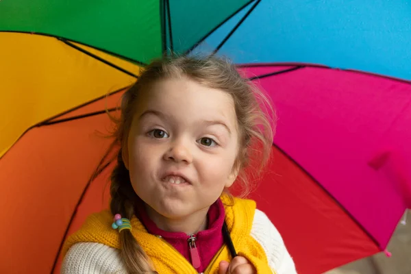 傘の下に三歳の少女が雨宿りしている — ストック写真