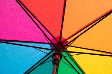 Renkli bir şemsiye üzerine yağmur damlaları. Yağmurlu hava konsepti.