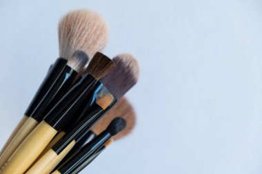 Mavi arka planda makyaj fırçaları. Değişken odak.