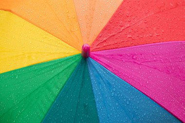 Renkli bir şemsiye üzerine yağmur damlaları. Yağmurlu hava konsepti.