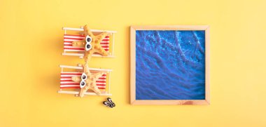 İki katlanır plaj sandalyesi, deniz yıldızı ve sarı arka planda bir havuz. Havuz kenarındaki yaz tatili atmosferi. Minimalist soyutlama.