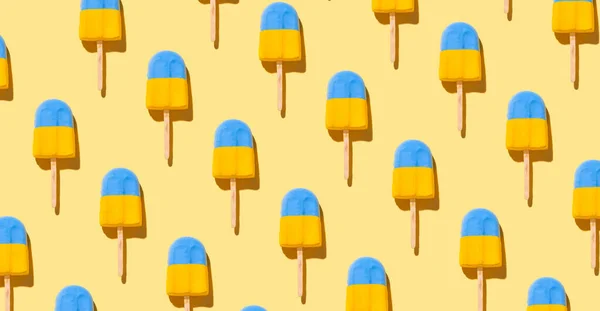 时尚的阳光夏装图案 蓝黄色的冰淇淋 明亮的浅黄色背景 最小夏天的概念 — 图库照片