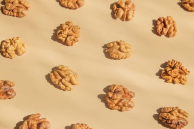 Ceviz kabuğunun yarısı soyulmuş bir desen. Fındıklı yemek soyut arkaplanı.