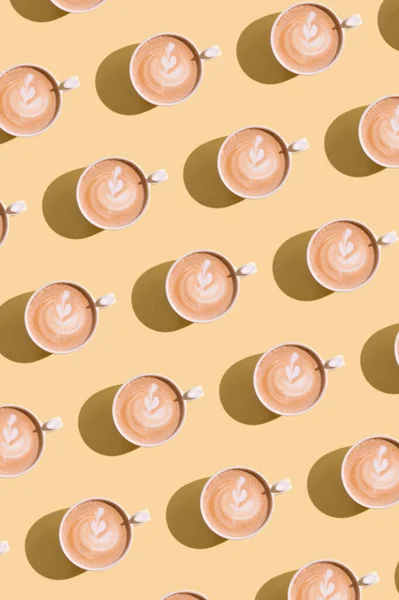 Wzór Ceramicznych Filiżanek Cappuccino Dekoracji Serca Pianie Twardym Cieniem Kolorowym — Zdjęcie stockowe