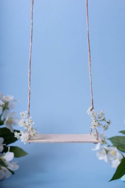 Yasemin çiçeklerinin arasında sallan. Yaz sahnesi mallar, kozmetik ürünleri, şişeler için maket..