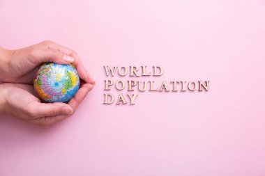 Dünya nüfusu günümüzde tahta harflerle yazılıyor. Dünya kadınların elinde..