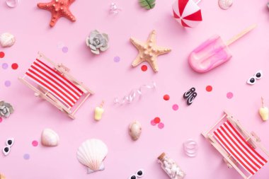 Plaj tatilleri için aksesuarlar. Güverte sandalyeleri, şemsiyeler, dondurma manzarası. Plaj partisi konsepti